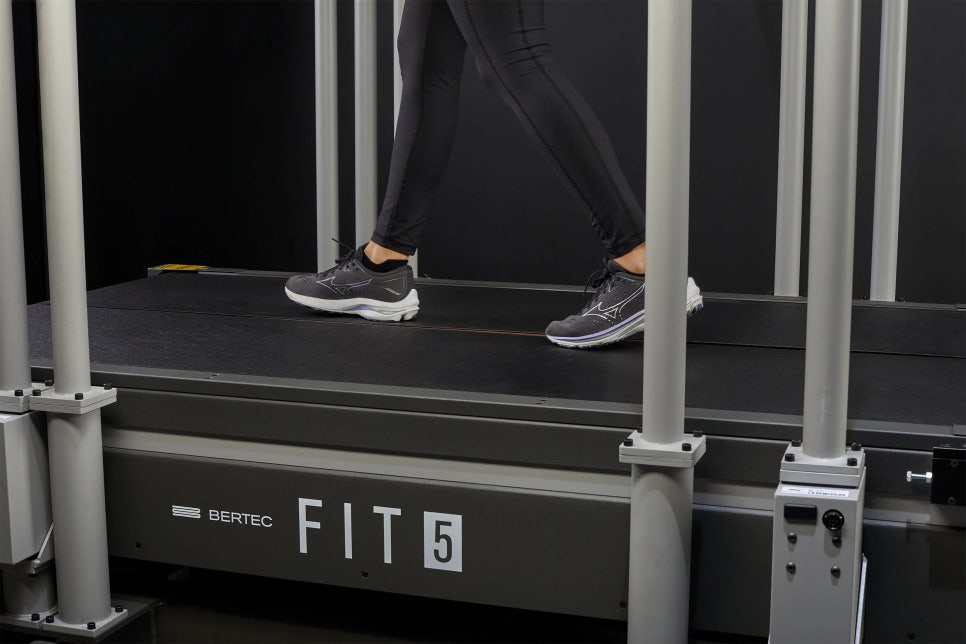 더 나은 보행 실험을 위한 BERTEC Treadmill BERTEC FIT5 트레드밀에서 보행 측정하는 모습