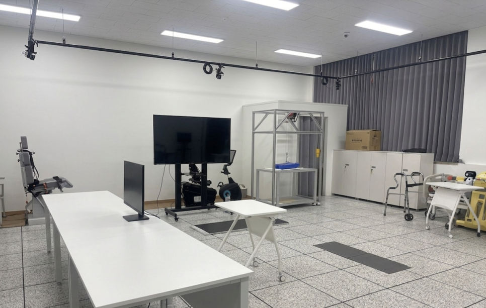 가장 기본이 되는 BERTEC Fixed Force Plate Access Floor 기반 BERTEC 실험실 내부 구성