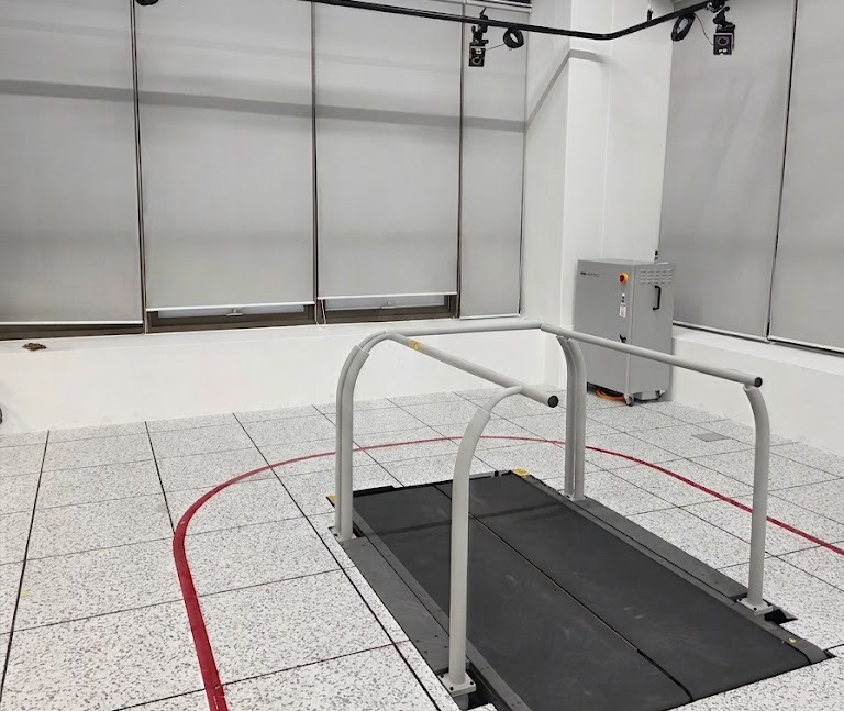 BERTEC FIT5 Harness 안전장치를 착용하고 걷는 모습